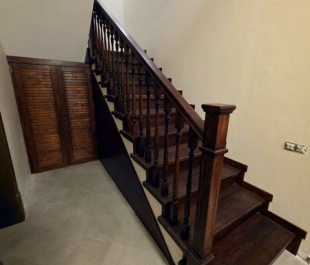 Фото лестницы из бетона с отделкой дубом цвета тёмный орех в д. Дуброво