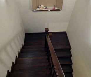 Фото лестницы с отделкой дубом и ограждениями из дерева в Логойском районе