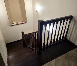 Фото лестницы в д. Дуброво с дубовыми ступенями и ограждением из дуба