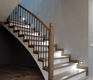 Фото лестницы на бетонном основании, обшитой дубом, с металлическим ограждением в Дзержинске