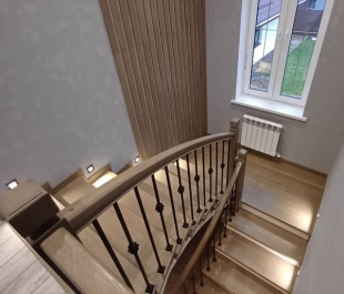 Фото отделки лестницы дубом с ограждением из металла и дуба, Дзержинск