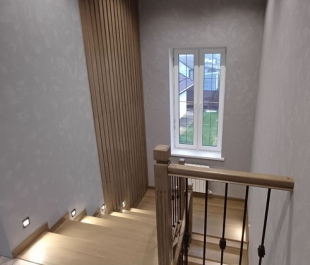 Фото бетонной лестницы в Дзержинске: ступени английский дуб и металлические балясины