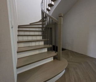 Фото лестницы из бетона с отделкой канадским дубом светло-коричневого оттенка в Минске