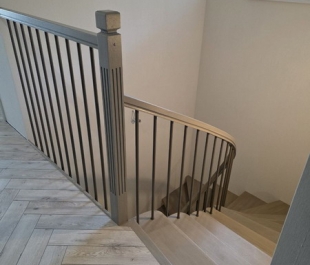 Фото лестницы с деревянными ступенями из дуба и металлическими перилами в Минске