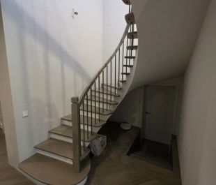 Фото лестницы из бетона с облицовкой дубом и комбинированным ограждением металл-дерево