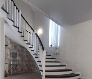 Лестница с отделкой дубом и белой сосной — проект в деревне Новый Двор