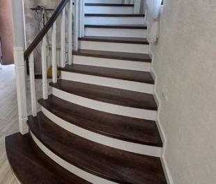 Пример отделки бетонных ступеней дубом и сосной в Минском районе