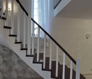 Деревянные ограждения и комбинированная отделка лестницы дубом и сосной