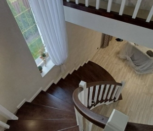 Современная деревянная лестница с дубовыми ступенями и белыми элементами