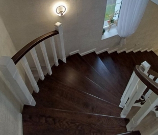 Дизайнерская лестница с дубовыми ступенями и белыми перилами