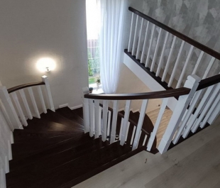 Лестница в частном доме с деревянными ограждениями — портфолио мастера