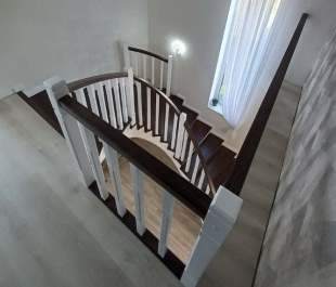 Проект лестницы в Минском районе: дуб и сосна в гармоничном сочетании