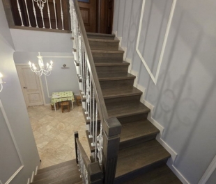 Фото лестницы с дубыми поручнями и металлическими балясинами, Плещеницы: отделка бетонных ступеней массивом дуба.