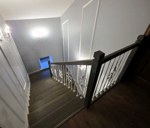 Фото лестницы с комбинированным дизайном, Плещеницы: дубовые поручни, ступени из дуба на бетоне, металлические балясины.