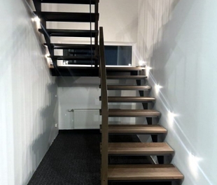 Фото лестницы с металлическим каркасом и дубовой обшивкой цвета тёмный орех в Колодищах