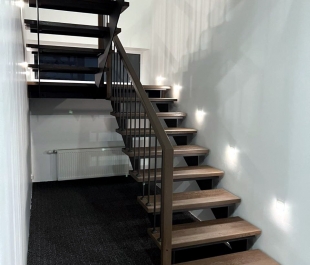 Фото лестницы с металлическим каркасом и дубовой отделкой в цвете тёмный орех