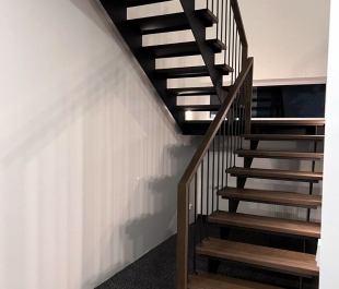 Фото лестницы с отделкой дубом и ограждением из металлических балясин в Минском районе