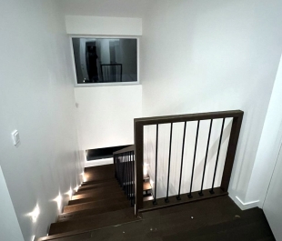 Фото лестницы с обшивкой дубом тёмного ореха и современными металлическими балясинами