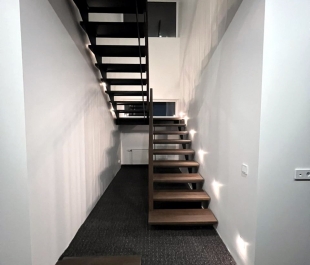 Фото лестницы с дубовыми ступенями и поручнем из дуба на металлическом каркасе