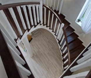 Отделка лестницы дубом тёмно‑пепельного цвета и белой сосной