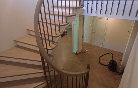 Фото лестницы с отделкой канадским дубом и стильными металлическими перилами